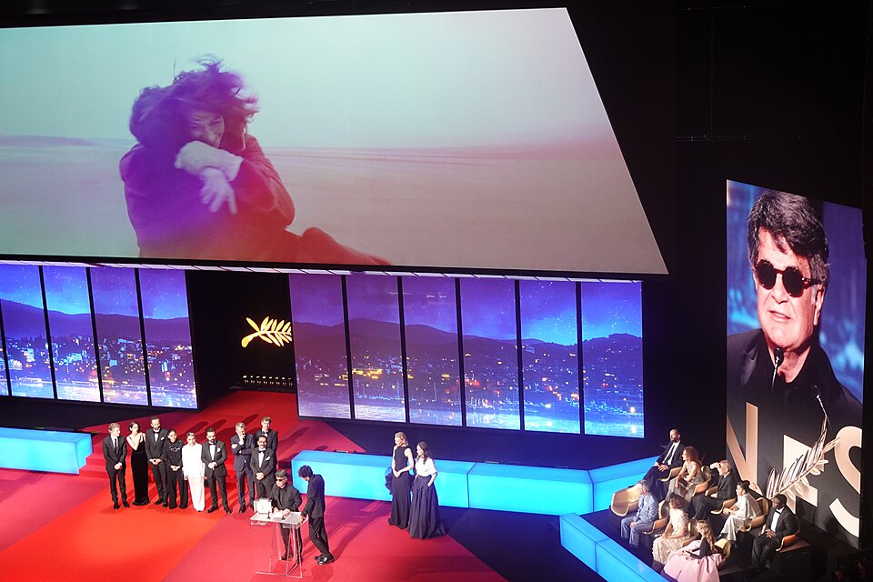 Jafar Panahi accepting the Palme d'Or at the 2025 Festival de Cannes